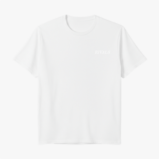 Camiseta com estampa frontal de "RIVALS" em letras elegantes e estampa traseira com imagem de carros de corrida, acompanhada das frases "NO SAFETY. NO MERCY" repetidas.