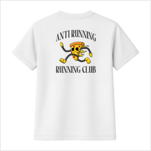 Camiseta com estampa frontal de uma fatia de pizza sorridente com tênis e chapéu, e estampa traseira idêntica com a frase "ANTI RUNNING RUNNING CLUB".