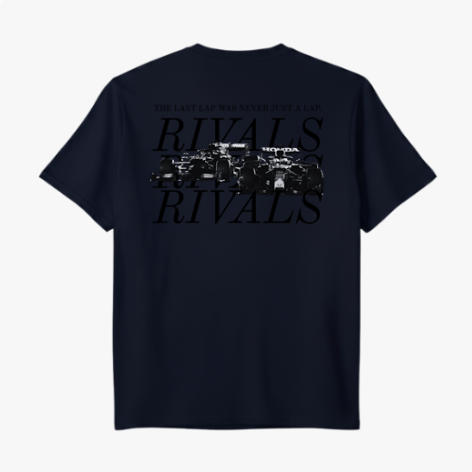 Camiseta com estampa frontal de texto "RIVALS" discreto e estampa traseira de carros de corrida sob texto "THE LAST LAP WAS NEVER JUST A LAP" e "RIVALS".