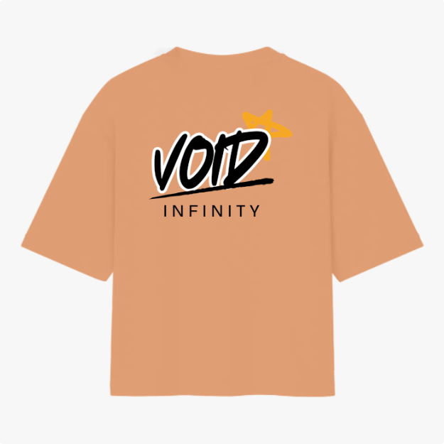 Camiseta com estampa traseira de texto "VOID" estilizado com uma estrela ao fundo e a palavra "INFINITY" logo abaixo, em um design moderno e impactante.