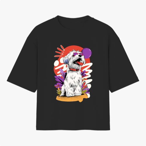Camiseta com estampa frontal de cachorro estilizado usando óculos de sol, em meio a elementos gráficos abstratos e coloridos, incluindo folhas e círculos.