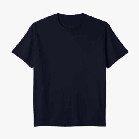 Camiseta com estampa frontal de número pequeno no peito e estampa traseira de pessoa olhando para um capacete com texto sobreposto em fundo escuro.