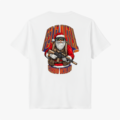 Camiseta com estampa frontal de logo pequeno com texto e estampa traseira de Papai Noel segurando rifle, com textos grandes em estilo festivo.