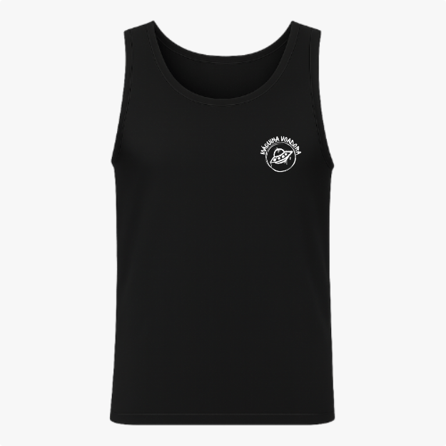 Camiseta regata com estampa frontal de um emblema circular contendo um texto na borda e um desenho de um disco voador centralizado.