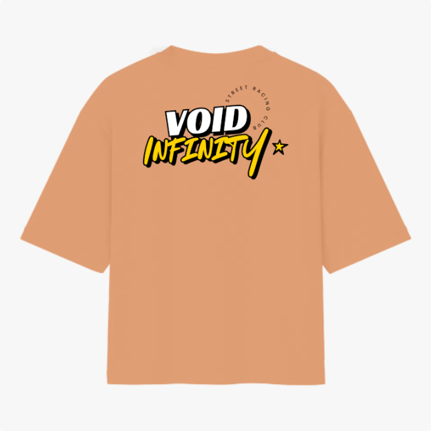 Camiseta com estampa traseira de palavras grandes "VOID INFINITY" em tipografia estilizada, coroada por uma estrela e texto menor ao redor.