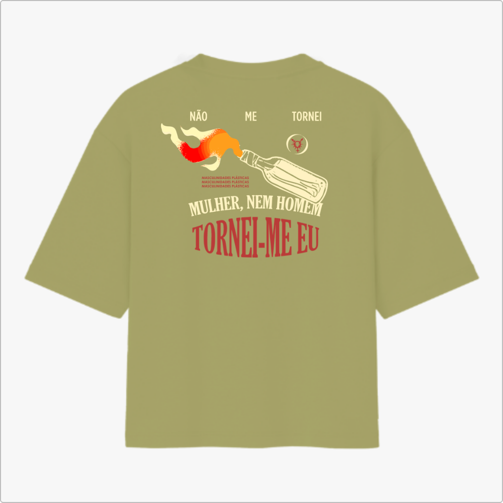 Camiseta com estampa frontal de símbolo geométrico estilizado e estampa traseira de garrafa com chama, frase de identidade pessoal e palavras destacadas.