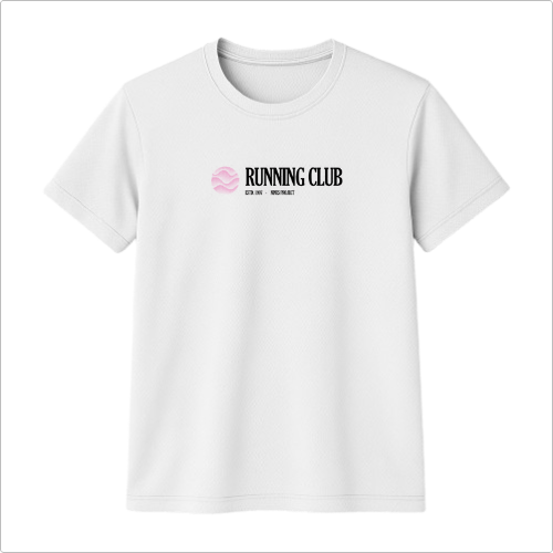 Camiseta com estampa frontal de logotipo circular com um desenho ao lado do texto "RUNNING CLUB" e as palavras menores "EST. 2023" e "MOVE SMART".