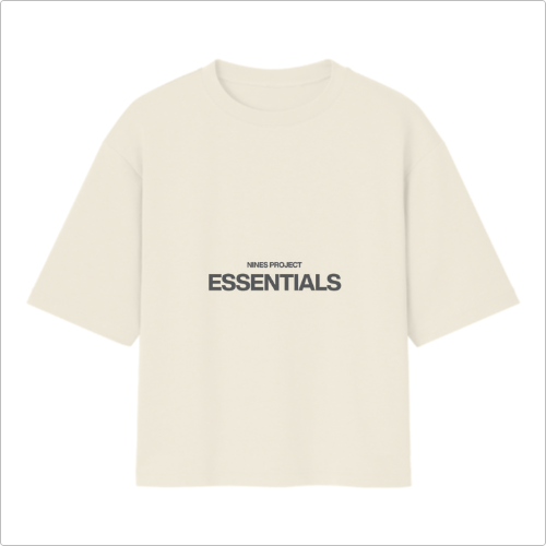 Camiseta com estampa frontal de letras centralizadas, destacando a palavra "ESSENTIALS" em tamanho maior, acompanhada acima pela inscrição "NINES PROJECT".
