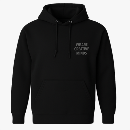 Moletom com estampa frontal de texto "WE ARE CREATIVE MINDS" em fonte impactante, destacando-se no peito, complementada por inscrição discreta abaixo.