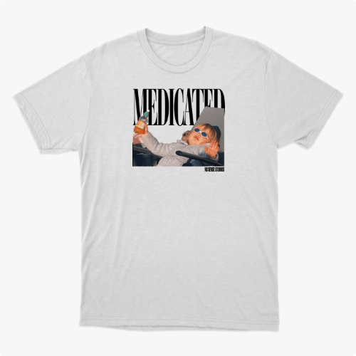 Camiseta com estampa frontal de fotografia de bebê com óculos escuros segurando uma mamadeira, acompanhada da palavra "MEDICATED" em letras grandes.