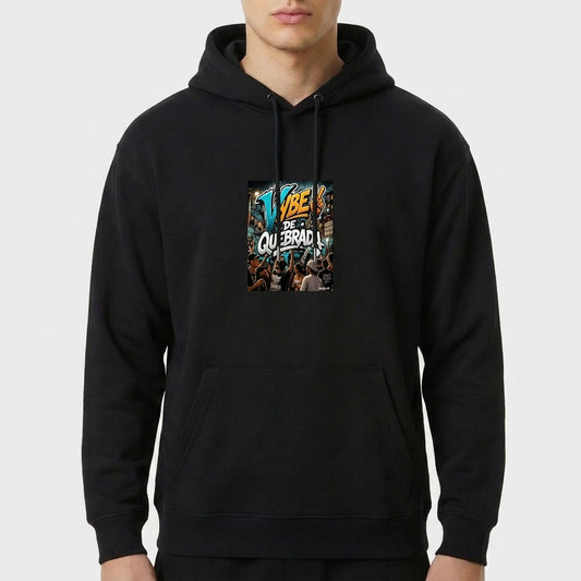 Moletom com estampa frontal de grafite urbano, destacando as palavras "Vibe da Quebrada" em estilo vibrante e dinâmico, cercadas por elementos artísticos.