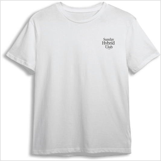 Camiseta com estampa frontal de "Sunday Hybrid Club" em fonte elegante e estampa traseira ampliada do mesmo texto acompanhado por "nineproject".