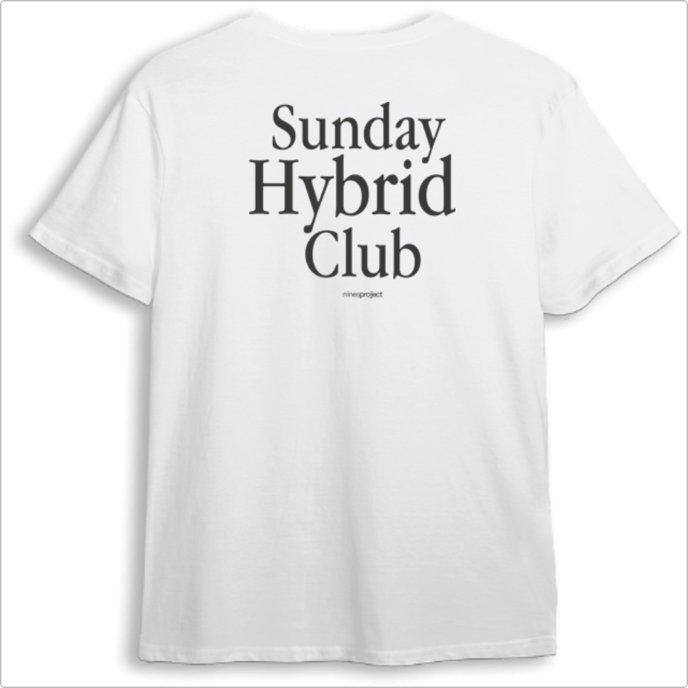 Camiseta com estampa frontal de "Sunday Hybrid Club" em fonte elegante e estampa traseira ampliada do mesmo texto acompanhado por "nineproject".
