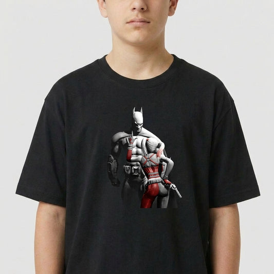 Camiseta com estampa frontal de personagem em traje futurista, usando máscara e capa com destaque para detalhes em contraste.