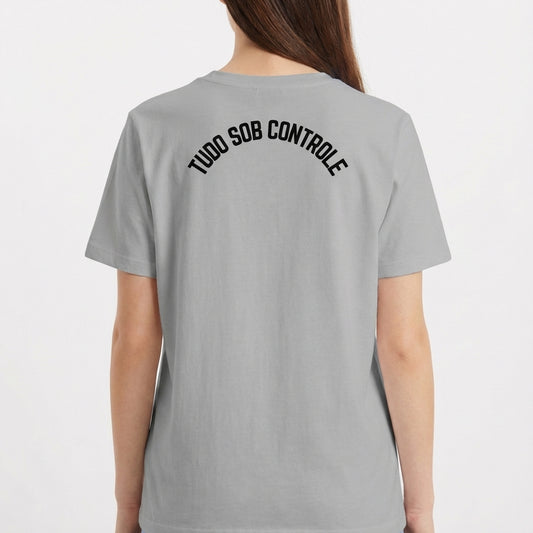 "Camiseta Tudo Sob Controle - Frente e Costas" Camiseta Básica Unissex