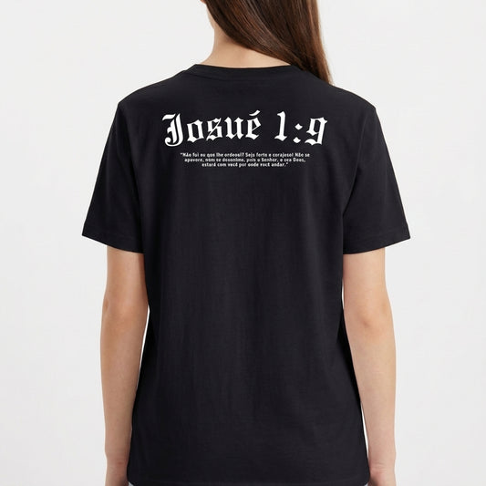 "CAMISETA JOSUÉ 1:9 - COLEÇÃO PROMESSAS" Camiseta Básica Unissex