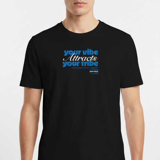 "REGULAR // YOUR VIBE ATTRACTS YOUR TRIBE" Camiseta Básica Unissex