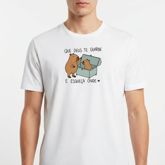 "Camiseta Capivara Engraçada | Camiseta Frase Irônica - "Que Deus te Guarde e Esqueça Onde"" Camiseta Básica Unissex