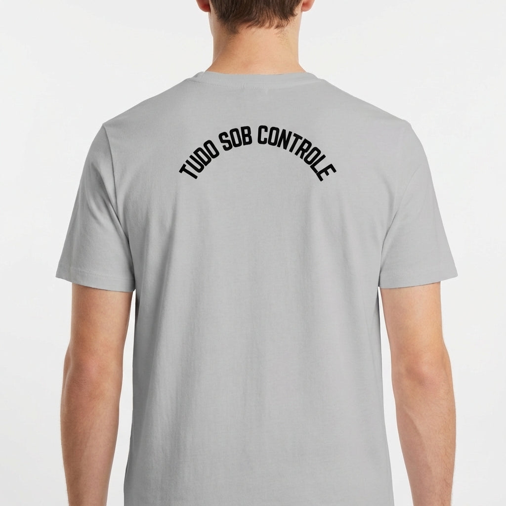 "Camiseta Tudo Sob Controle - Frente e Costas" Camiseta Básica Unissex