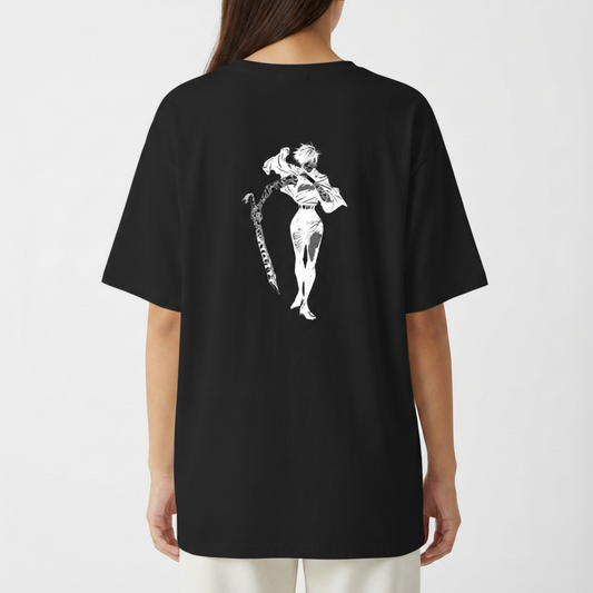 Camiseta com estampa frontal de texto estilizado e estampa traseira de figura detalhada empunhando uma espada curva, em pose dinâmica e marcante.
