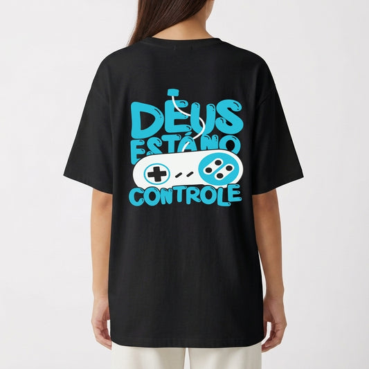 "Camiseta Oversized | God Is On Control" Camiseta Oversized Básica
