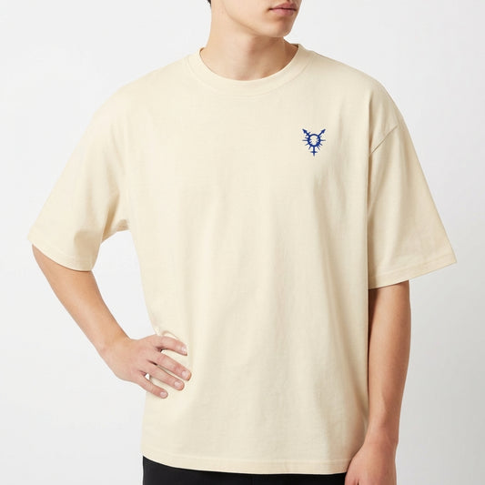 Camiseta com estampa frontal de figura geométrica abstrata e estampa traseira de pássaro estilizado com frases e elementos gráficos variados.