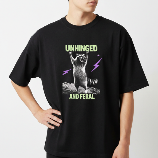 "Camiseta oversized - Unhinged and Feral" Camiseta Oversized Básica