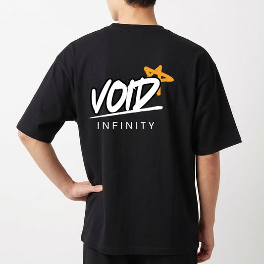 Camiseta com estampa traseira de texto "VOID" em estilo gráfico, estrela laranja estilizada no canto superior direito e palavra "INFINITY" logo abaixo.