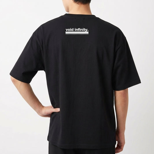 Camiseta com estampa traseira de texto simples "void infinity." centralizado próximo à gola, utilizando uma tipografia limpa e moderna.