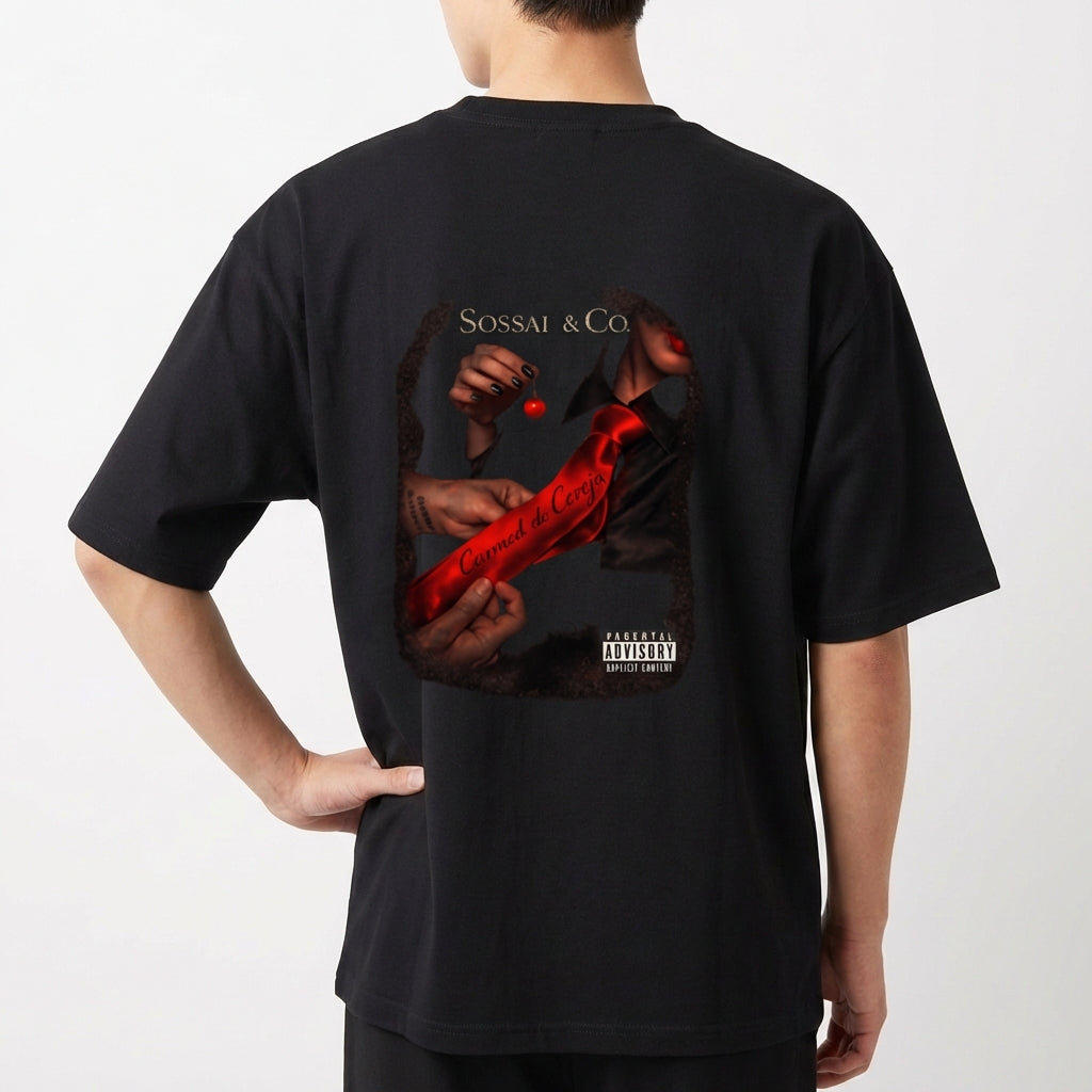 "CAMISETA "CARMED DE CEREJA" MERCH SOSSAI & CO. - OVERSIZED" Camiseta Oversized Básica