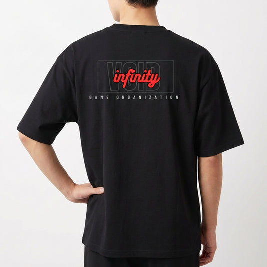 Camiseta com estampa traseira de "VOID" em contorno com "infinity" em destaque no centro, acompanhada pela inscrição "GAME ORGANIZATION" abaixo.