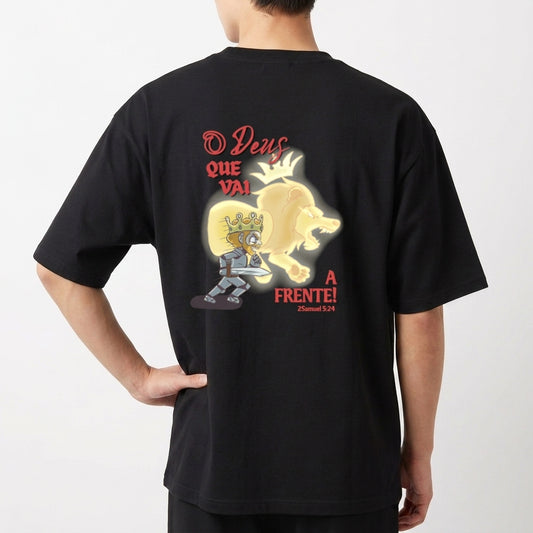 "CAMISETA OVERSIZED O DEUS QUE VAI A FRENTE" Camiseta Oversized Básica