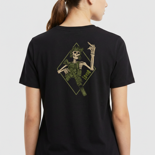 Camiseta com estampa frontal de mão esquelética com sinais e estampa traseira de esqueleto segurando arma dentro de losango estilizado.