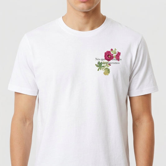 "Nós que aqui estamos" Camiseta Premium Unissex
