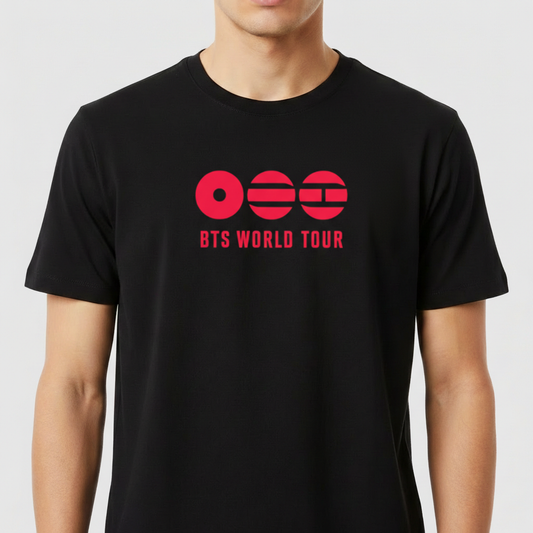 Camiseta com estampa frontal de três círculos estilizados e texto "BTS WORLD TOUR" abaixo, em um design clean e moderno.