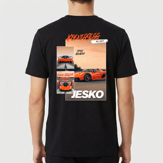 Camiseta com estampa traseira de carros esportivos em movimento, com o texto "Koenigsegg Jesko", imagens e estilo gráfico inspirado em pôsteres.