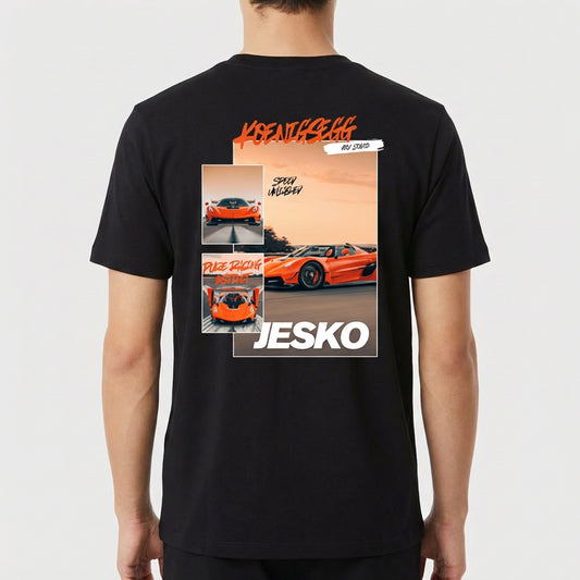 Camiseta com estampa traseira de carro esportivo em alta velocidade com três imagens, incluindo vistas frontais e laterais, com lettering dinâmico.