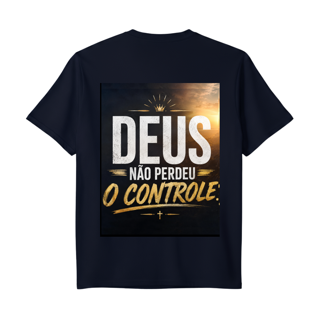 "DEUS ESTA NO CONTROLE ( arte  nas  costas )" Camiseta Premium Unissex Bunker Studios