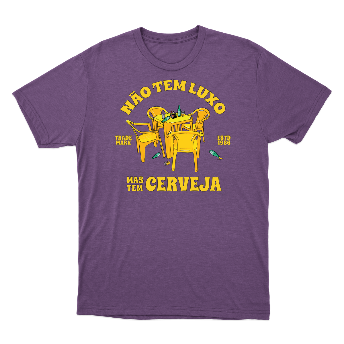"Não tem luxo mas tem cerveja" Camiseta Básica Unissex