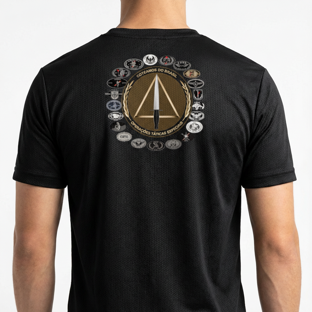 Camiseta com estampa frontal de logotipo geométrico e inscrição "COTE", e estampa traseira de símbolo central cercado por diversos emblemas circulares.