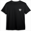Camiseta com estampa frontal de "Running 1997 Club" em tipografia estilizada e estampa traseira de pequeno símbolo abstrato centralizado na parte superior.