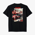 Camiseta com estampa frontal de carro de corrida em ação, piloto destacado em dois quadros laterais com textos estilizados e logotipo F1 abaixo.