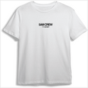 Camiseta com estampa frontal de "5AM CREW" acompanhada pela inscrição menor "minorproject" e estampa traseira minimalista de um logotipo estilizado.