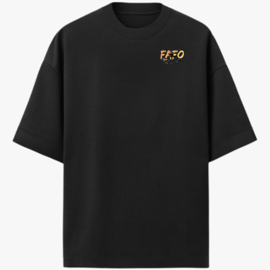 Camiseta com estampa frontal de letras grandes "FAFO" e estampa traseira de imagem de homem com helicópteros ao fundo e frases "Fuck Around Find Out".