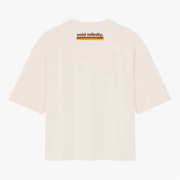 Camiseta com estampa traseira de texto simples "void infinity." centralizado próximo à gola, utilizando uma tipografia limpa e moderna.
