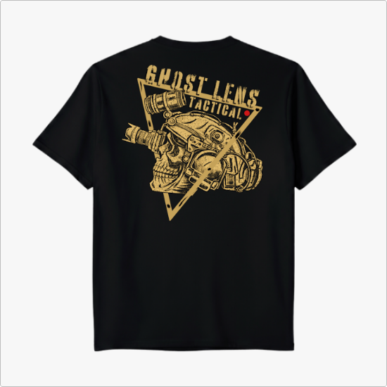 Camiseta com estampa frontal de caveira com visor em triângulo e estampa traseira de caveira tática com dispositivos, triângulo e texto "Ghost Lens Tactical".