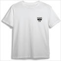 Camiseta com estampa frontal de "Running 1997 Club" em tipografia estilizada e estampa traseira de pequeno símbolo abstrato centralizado na parte superior.