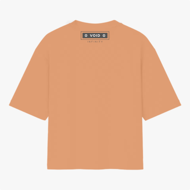 Camiseta com estampa traseira de retângulo contendo símbolos circulares nos cantos, a palavra "VOID" no centro, e abaixo "INFINITY" em fonte discreta.