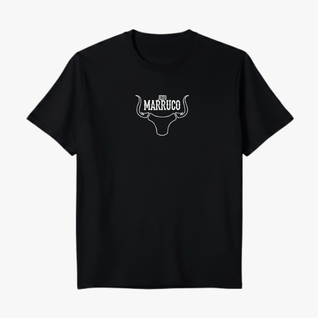 Camiseta com estampa frontal de chifre estilizado com a inscrição centralizada "Jeito Marruco" acima da base dos chifres.