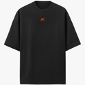 Camiseta com estampa frontal de pequeno logotipo "TK" estilizado e estampa traseira de figura viking detalhada com capacete entre espadas cruzadas, rodeada pelo texto "VIKING PARKER SQUAD".
